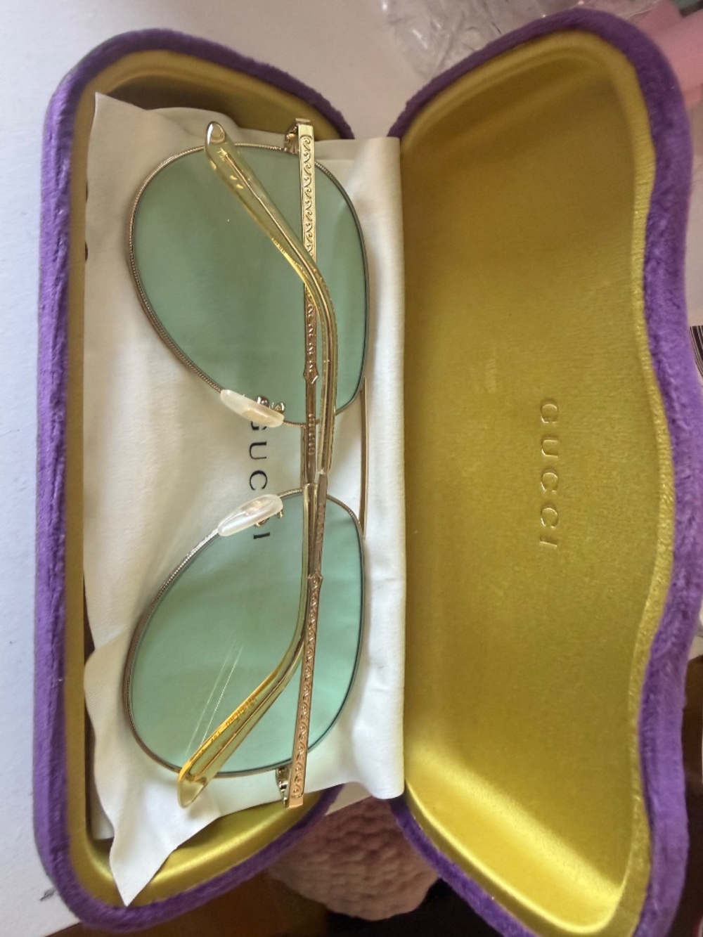 Gucci sunglasses with green-tinted lenses and a gold frame - Picture 3 of 4